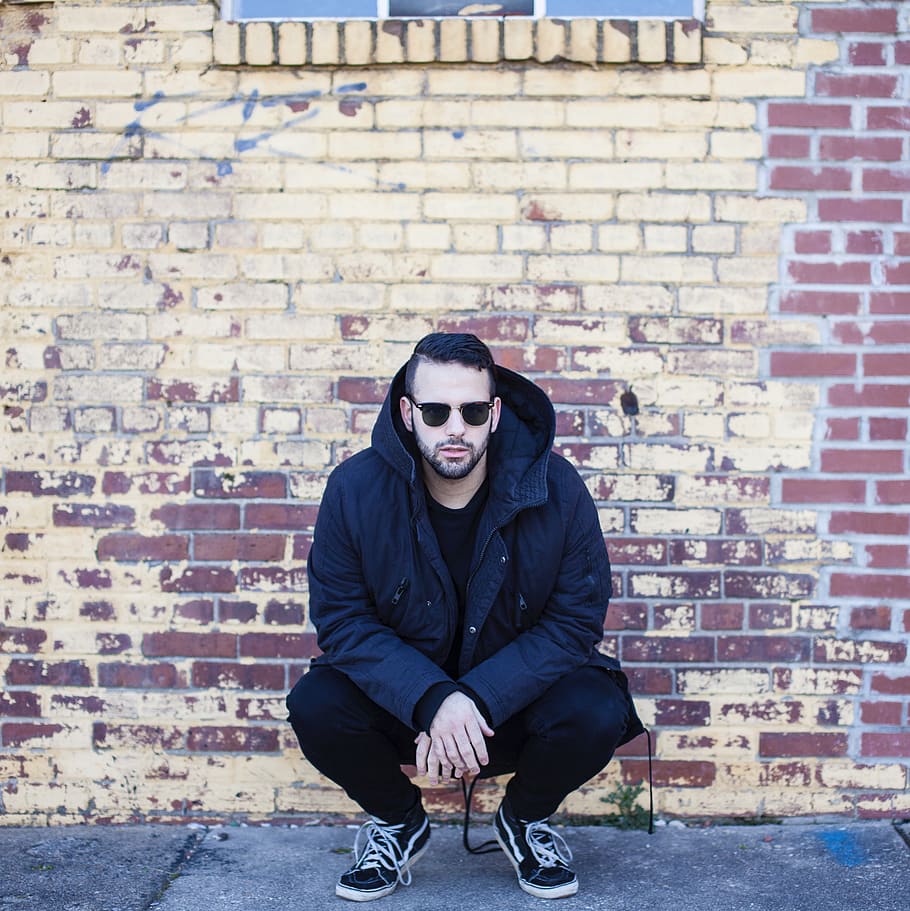 man, wall, sunglasses, beard, guy, cold, fashion, jacket, colorful HD wallpaper