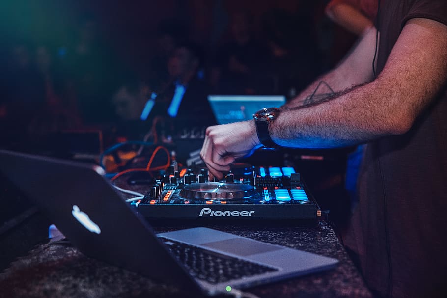 Person Playing Dj Turntable, apple, audience, blue, crowd, disco, HD wallpaper