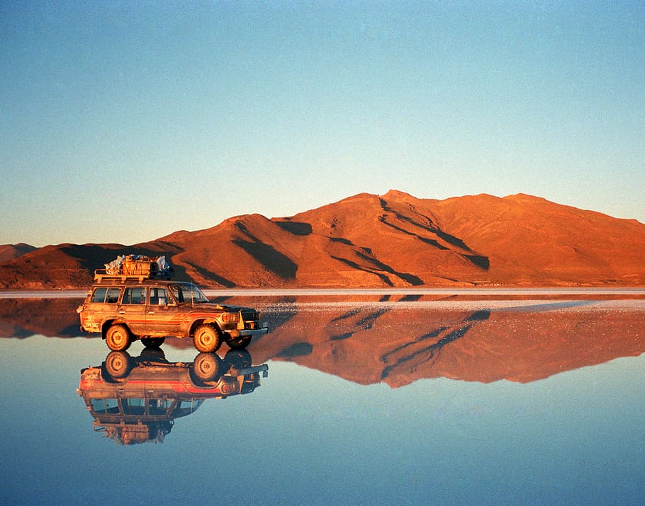 SUV in desert, bolivia, uyuni salt flat, mountain, car, still HD wallpaper