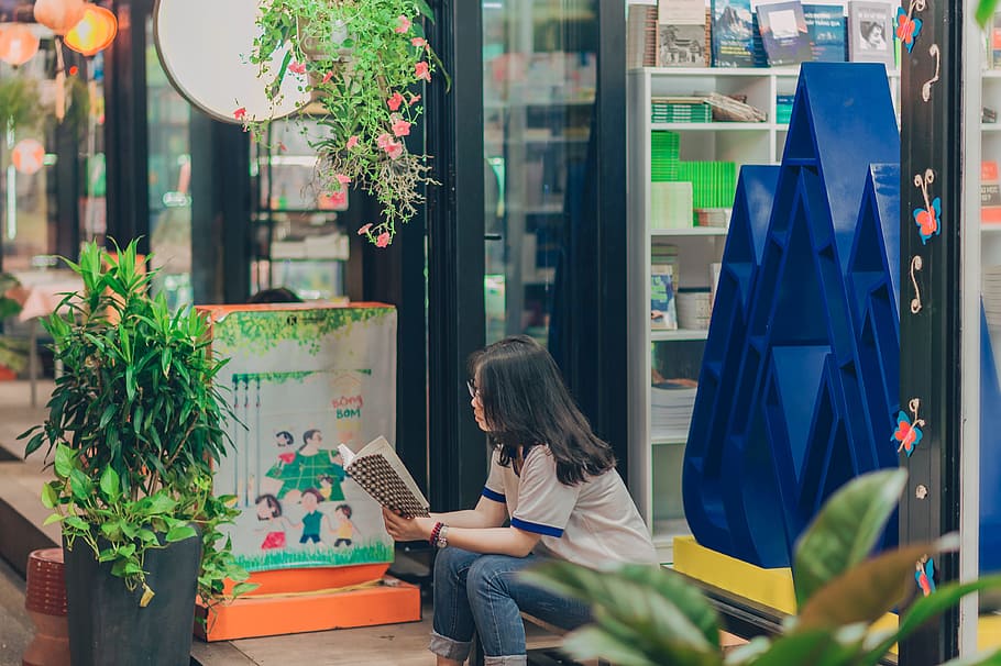 Woman Reading Book, books, bookstore, market, person, shop, one person HD wallpaper