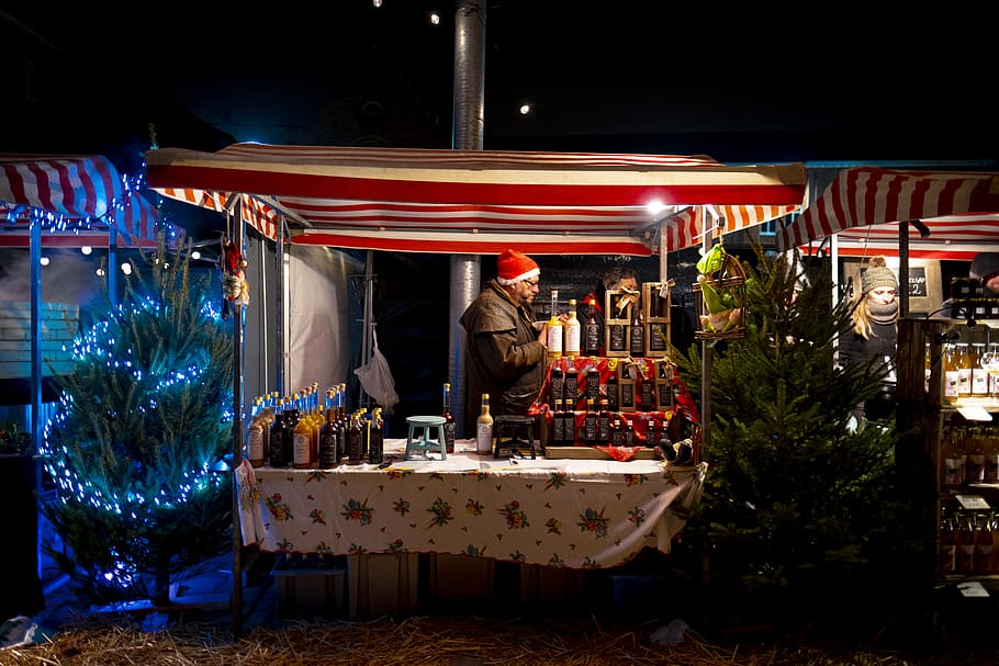 man standing in stall at night, winter, tree, market, christmas HD wallpaper