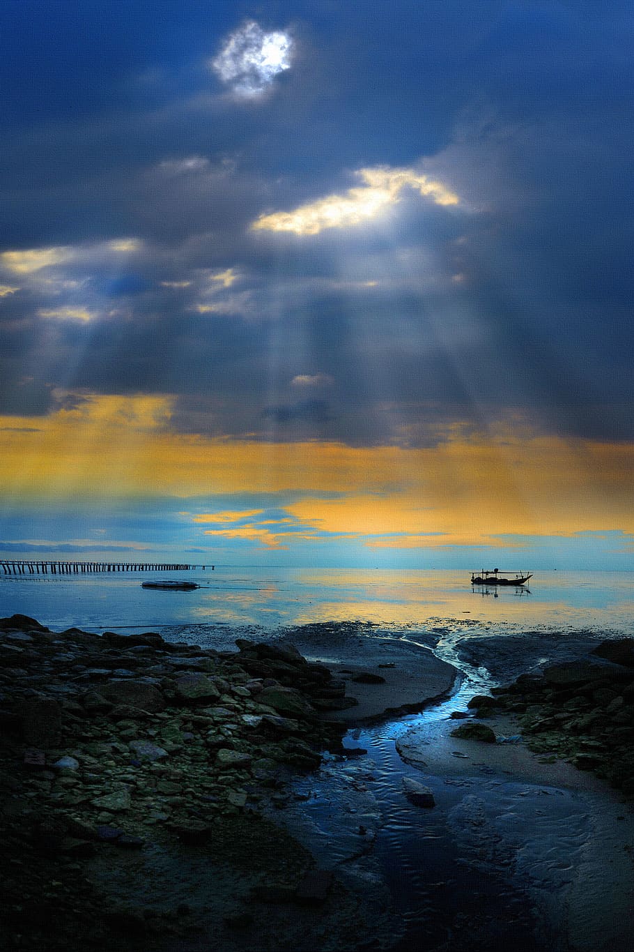 View of Body of Water, beach, dawn, evening, horizon, light, nature HD wallpaper