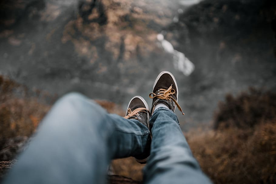 edge, height, depth, shoes, browns, mountains, cliff, yellow HD wallpaper