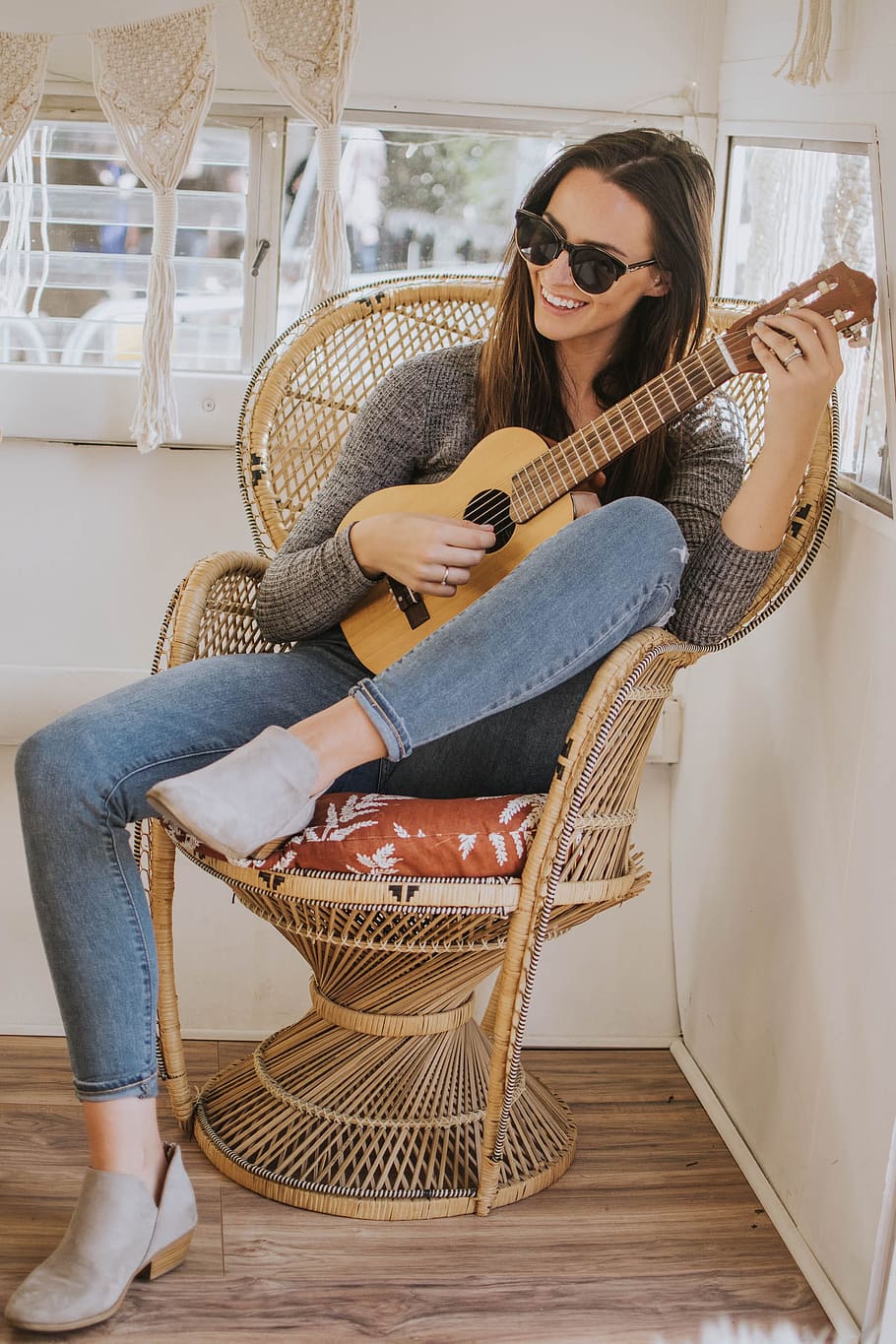woman sitting on wicker chair holding classical guitar, smile, HD wallpaper