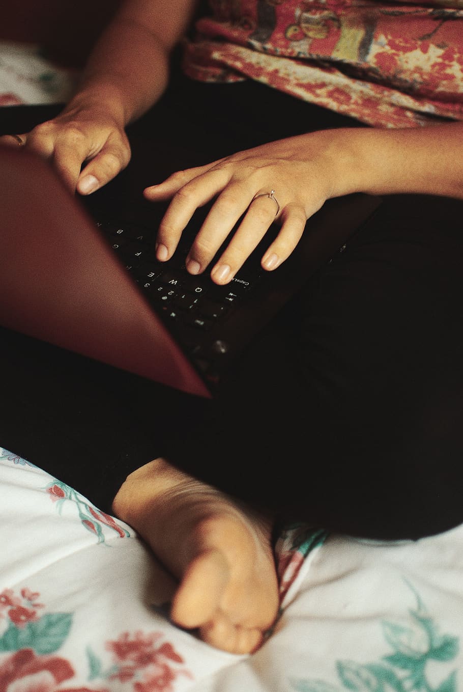 person sitting on bed while using laptop, furniture, real people HD wallpaper