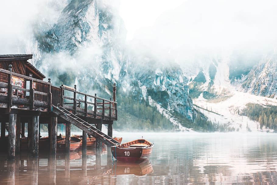 Foggy Lago di Braies in the Morning, beautiful, boats, braies lake, HD wallpaper