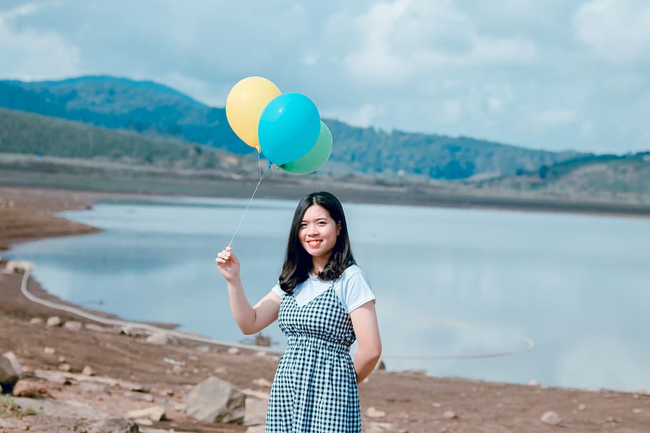 Woman Near Seashore Holding Balloons, beach, beautiful, enjoyment HD wallpaper