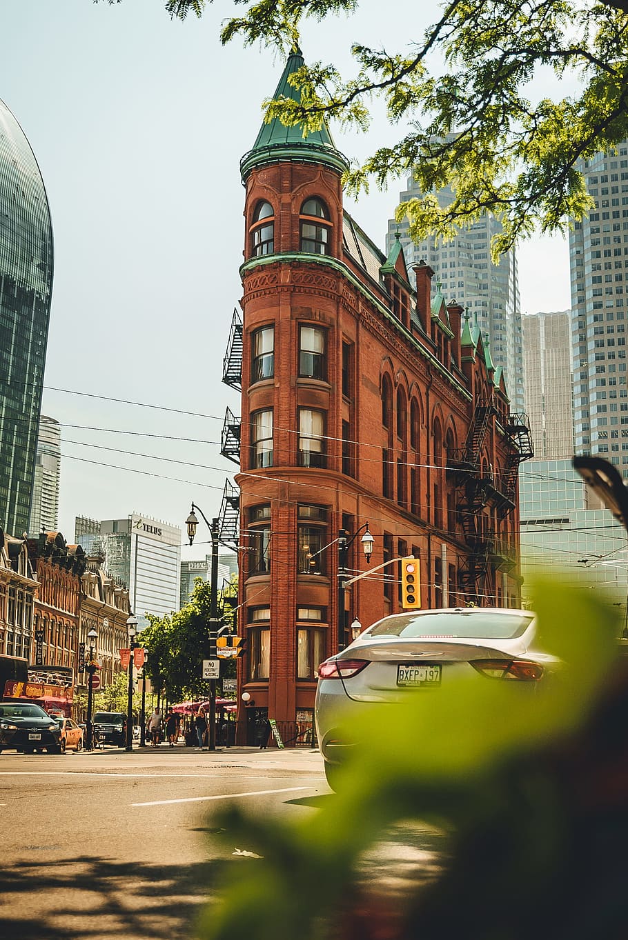 brown concrete building near vehicles at daytime, architecture HD wallpaper