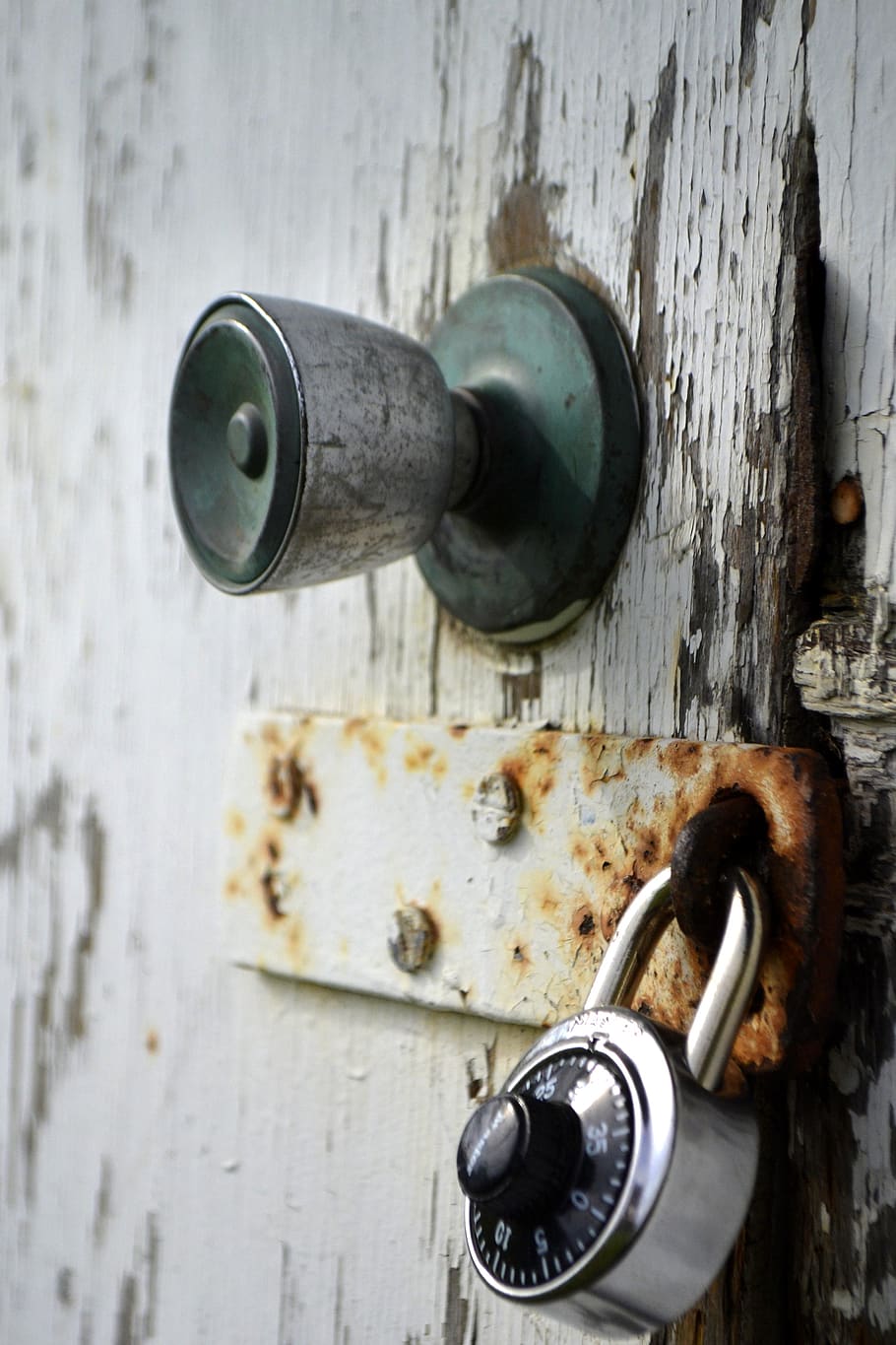 White door rusty