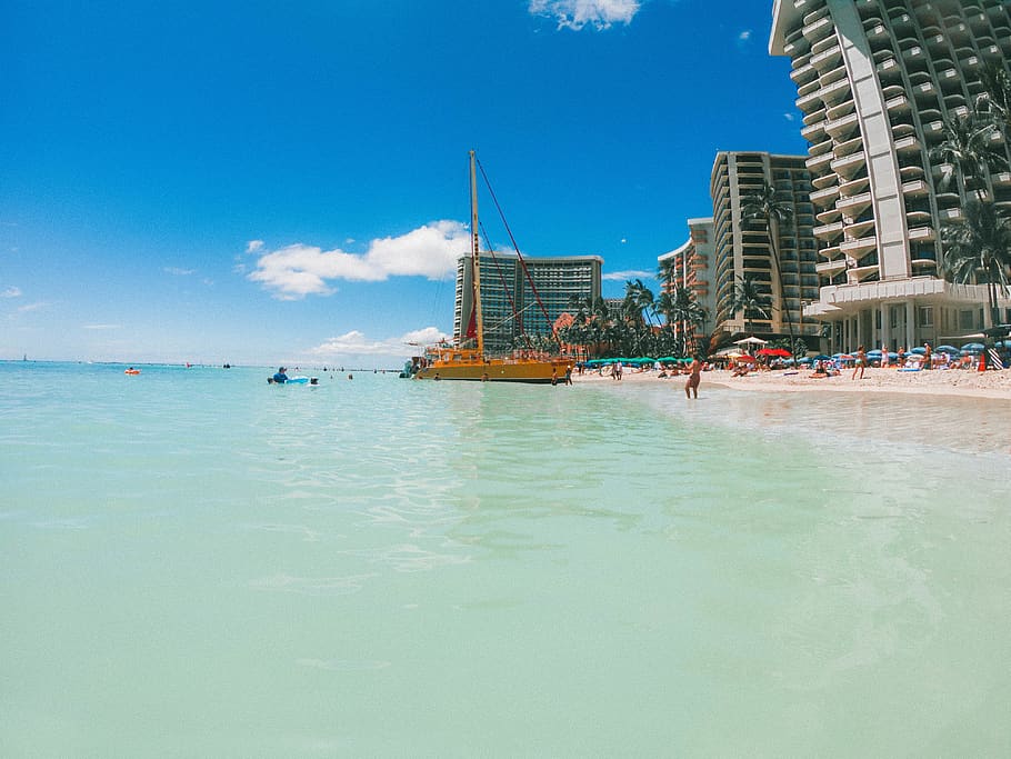board docked on seashore, building, housing, ocean, water, honolulu HD wallpaper
