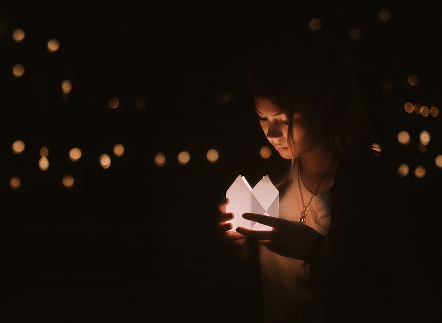 dark, night, bokeh, lights, people, girl, woman, female, lady HD wallpaper