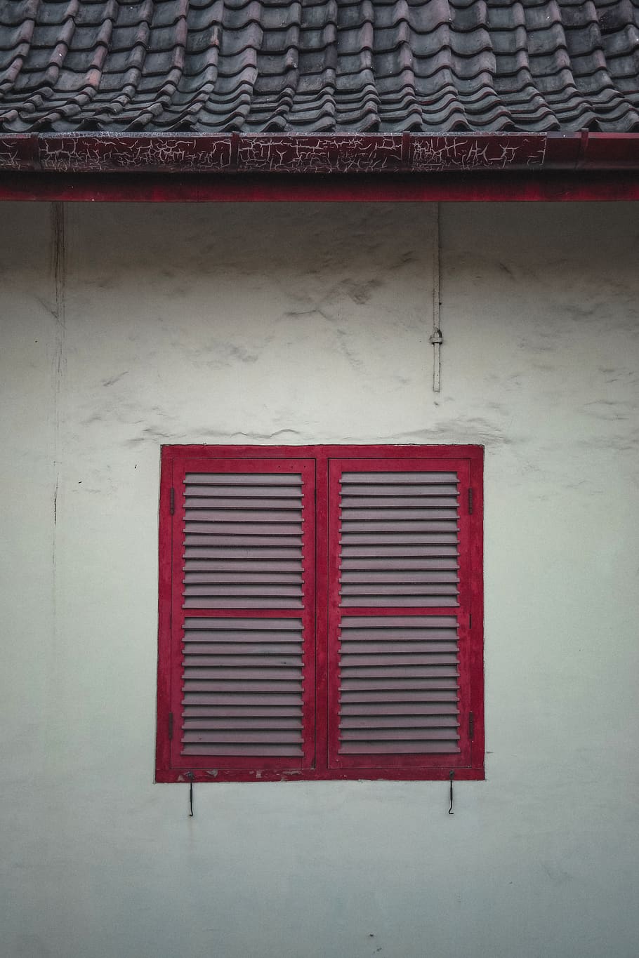 red and gray window closed, window shade, home decor, shutter HD wallpaper