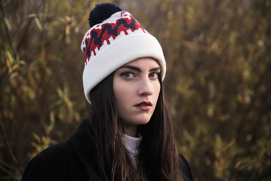 Woman Wearing White Beanie, angry, beauty, blur, cold, cute, fashion HD wallpaper