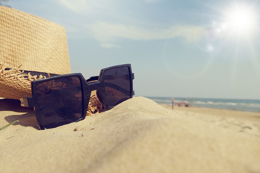 sea, landscape, beach, sunglasses, blue, blur, bright, close-up HD wallpaper