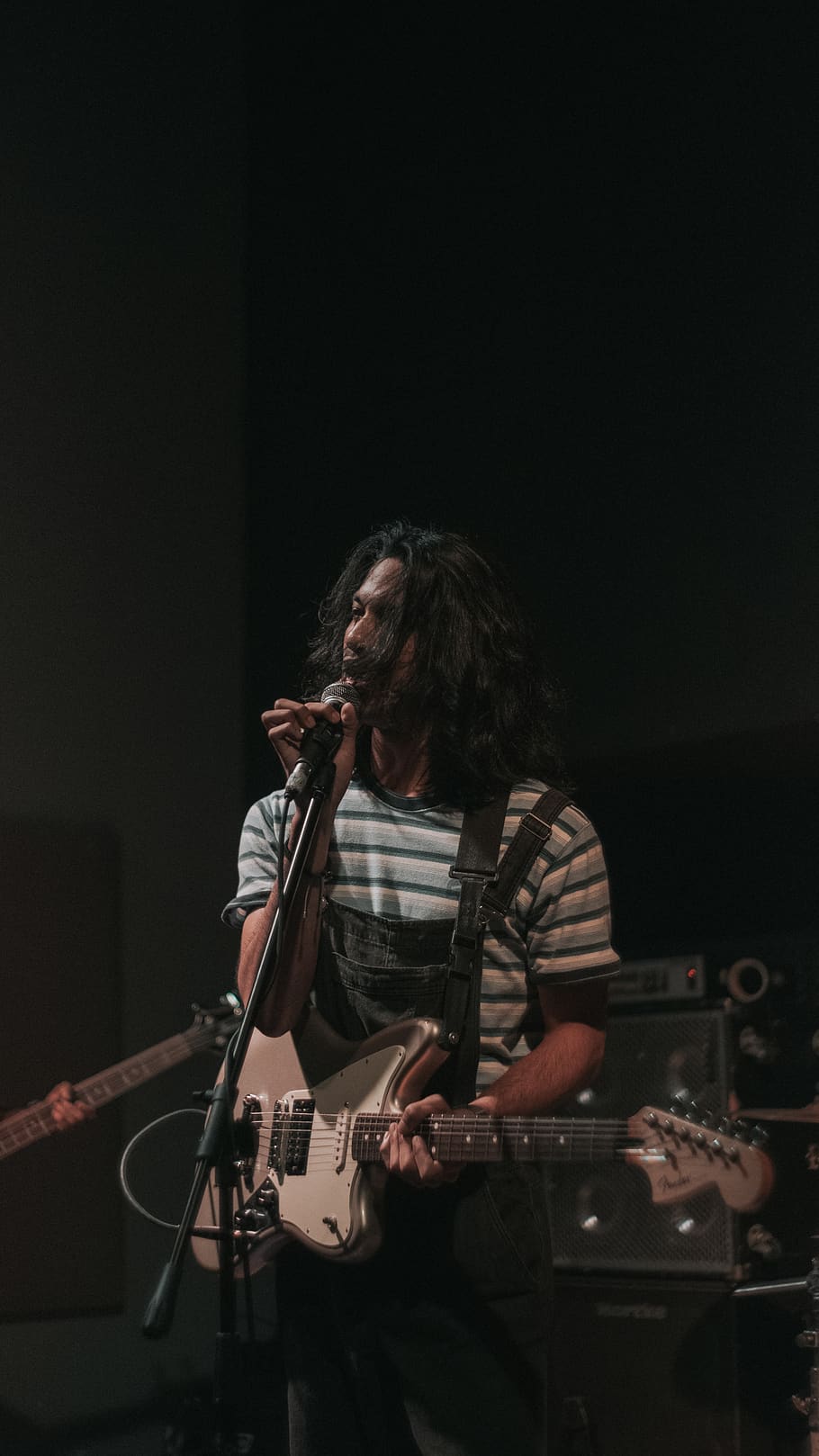 man singing while playing guitar, performance, music, arts culture and entertainment HD wallpaper