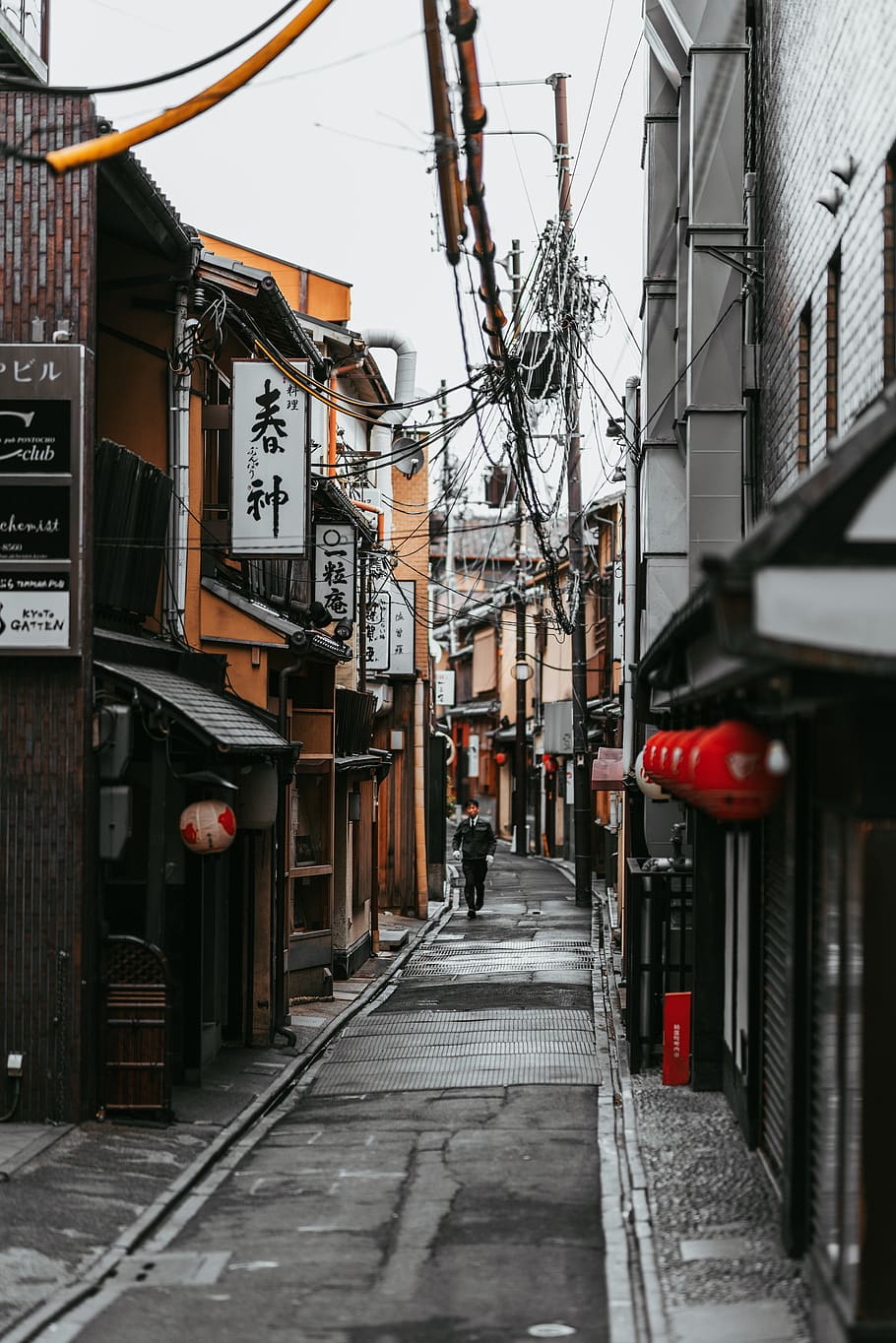empty hallway between buildings during daytime, architecture HD wallpaper