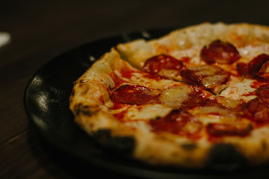 Pizza on Plate, cheese, crust, delicious, dinner, fast food, food photography HD wallpaper
