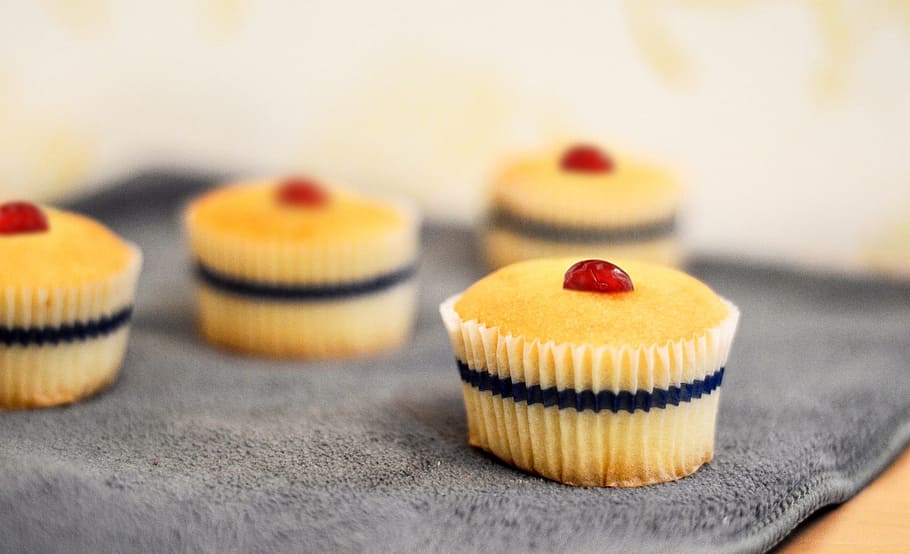 cupcakes, sweets, desserts, icing, strawberry, food, bake, blur HD wallpaper
