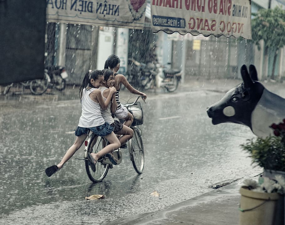 vietnam, vinh long, joy, fun, moody, rain, bike, girls, rainy, HD wallpaper