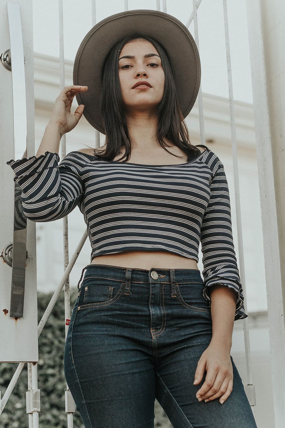 woman holding gray hat, model, style, cute, beautiful, eye, beauty HD wallpaper