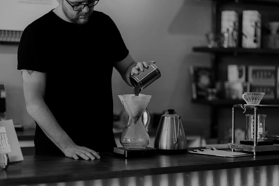 Man Pouring Coffee, black and white, black-and-white, café, chemex HD wallpaper