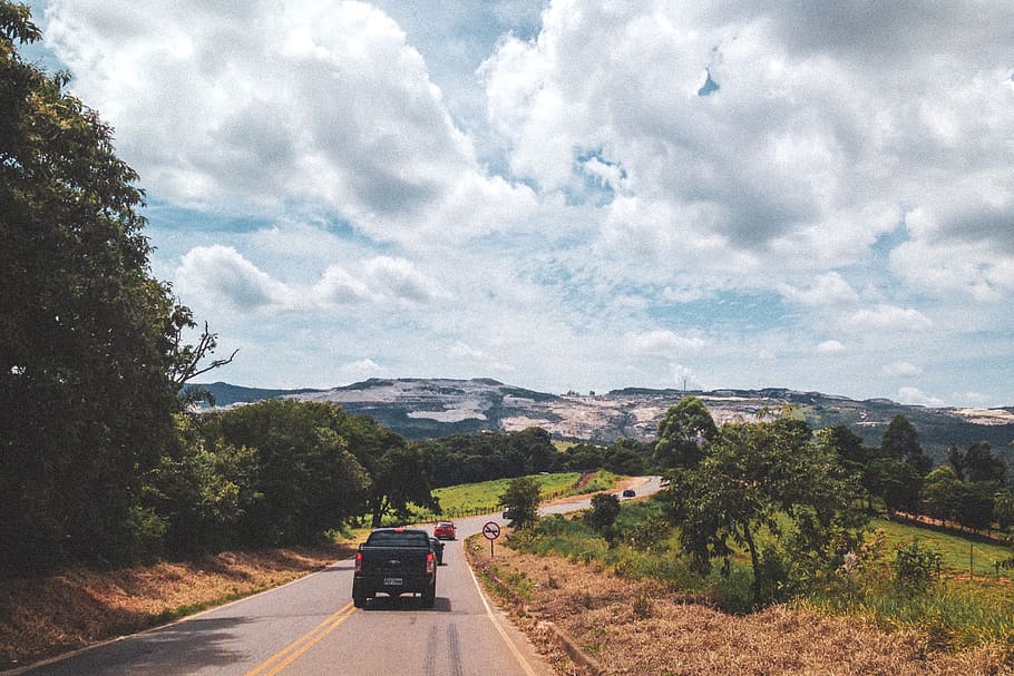vehicles on road during daytime, dirt road, gravel, brazil, três corações HD wallpaper