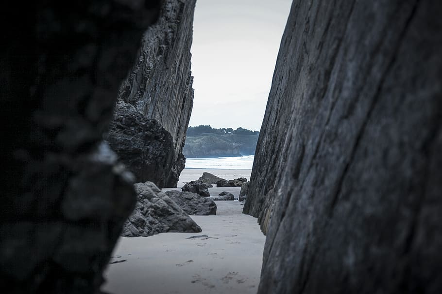 Gray rock. Тёмные размытые камни на Утёсе. Near Sea Cliff.