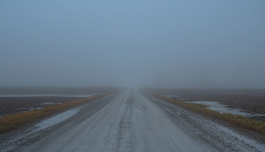 gray road at night, the way forward, direction, fog, sky, vanishing point HD wallpaper