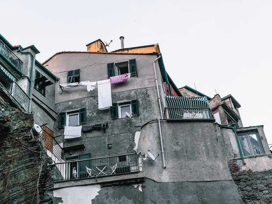 Concrete Building, architecture, balcony, clothes, exterior, family HD wallpaper