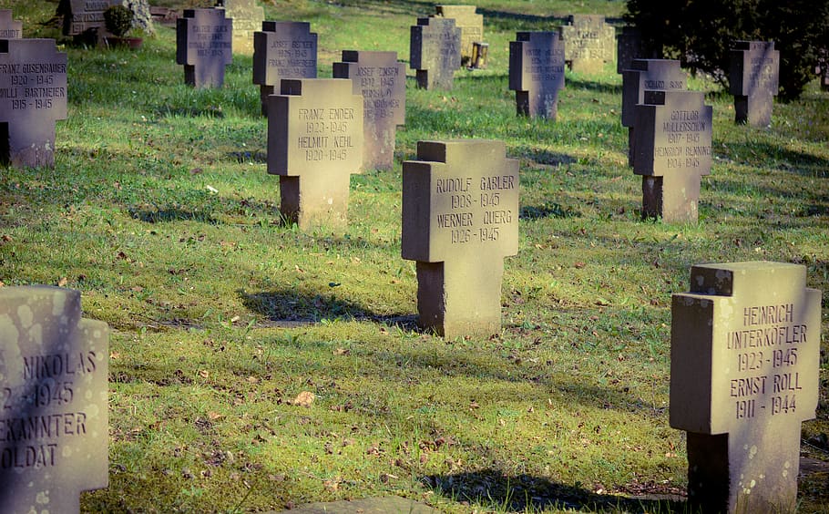 Grave текст. Могильная плита Больцмана. Грузинский крест кладбище лоза.