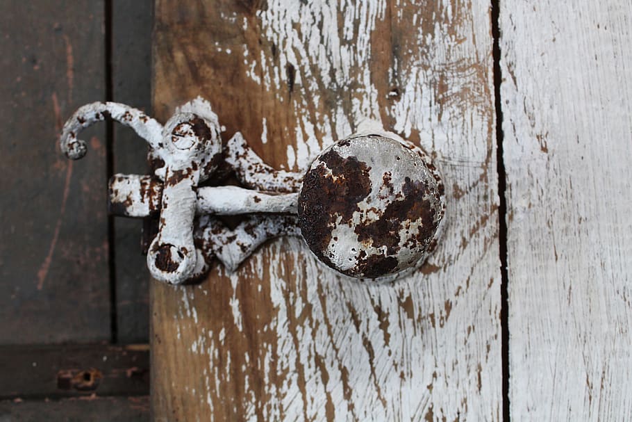 White door rusty