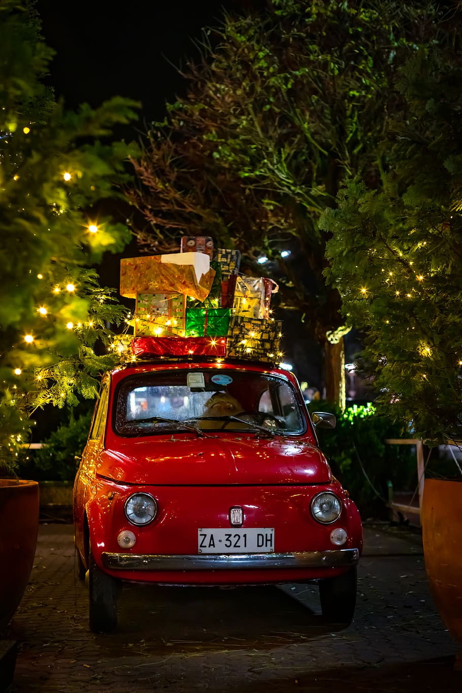 classic red FIAT 500 with christmas boxes on top, mode of transportation, HD wallpaper