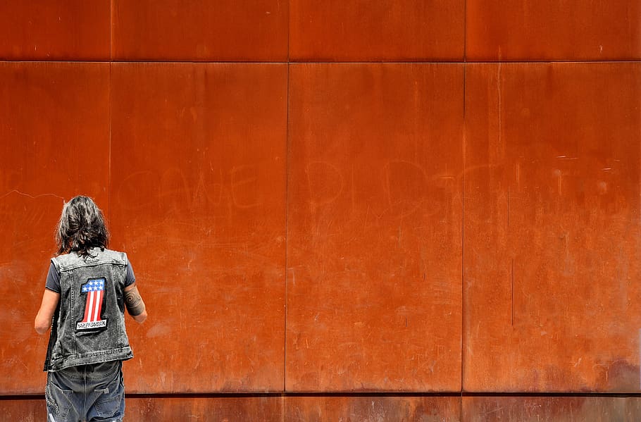 wall, man, rusted, minimalism, one, rear view, one person, standing HD wallpaper
