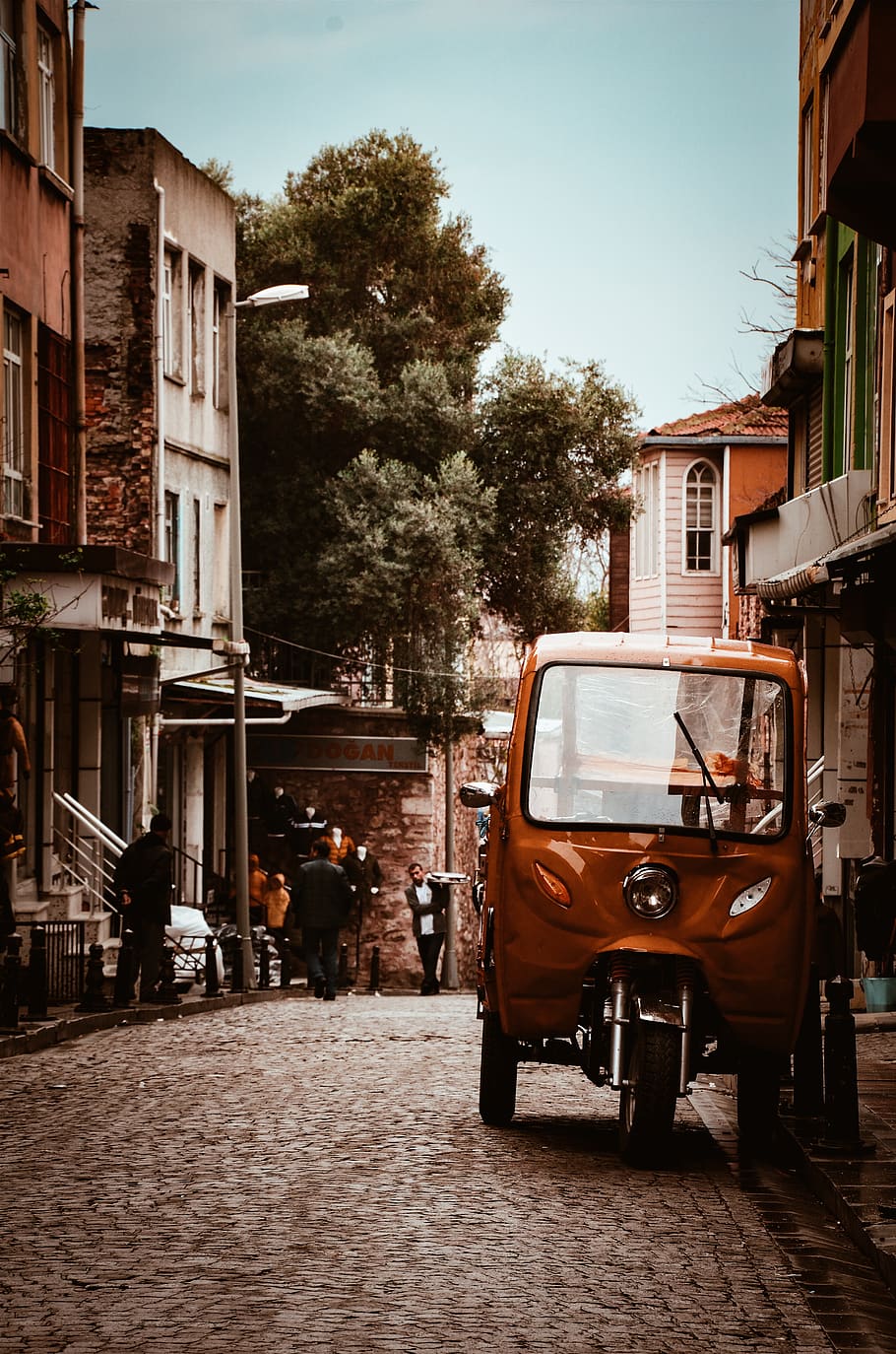 Parked Auto Rickshaw Near Building, architecture, car, downtown HD wallpaper