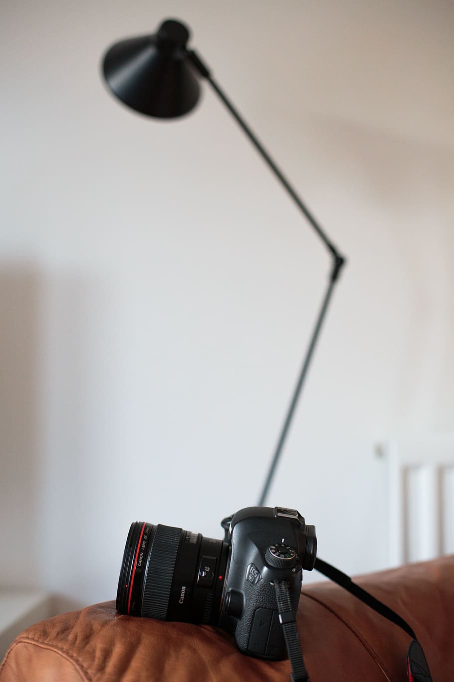 black DSLR camera on brown sofa, indoors, technology, photography themes HD wallpaper