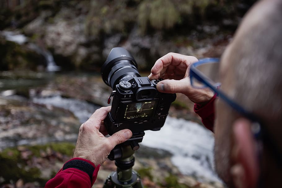 nature, man, people, camera, photography, water, rocks, glasses HD wallpaper
