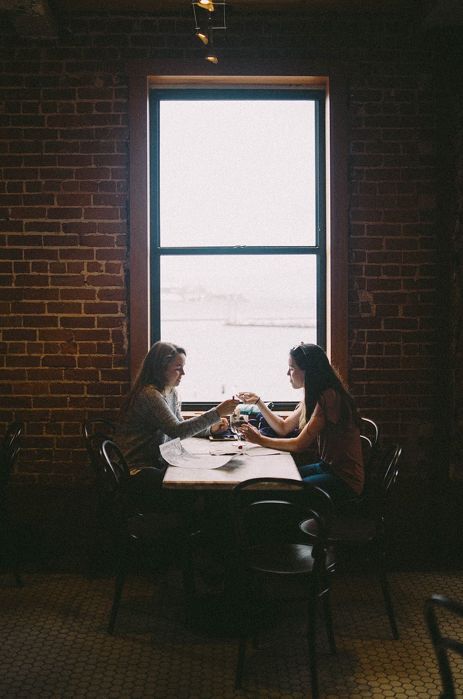 woman sitting in front of woman near window, friend, meal, date HD wallpaper