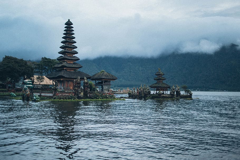 Brown Wooden Houses Near Body of Water, architecture, building HD wallpaper
