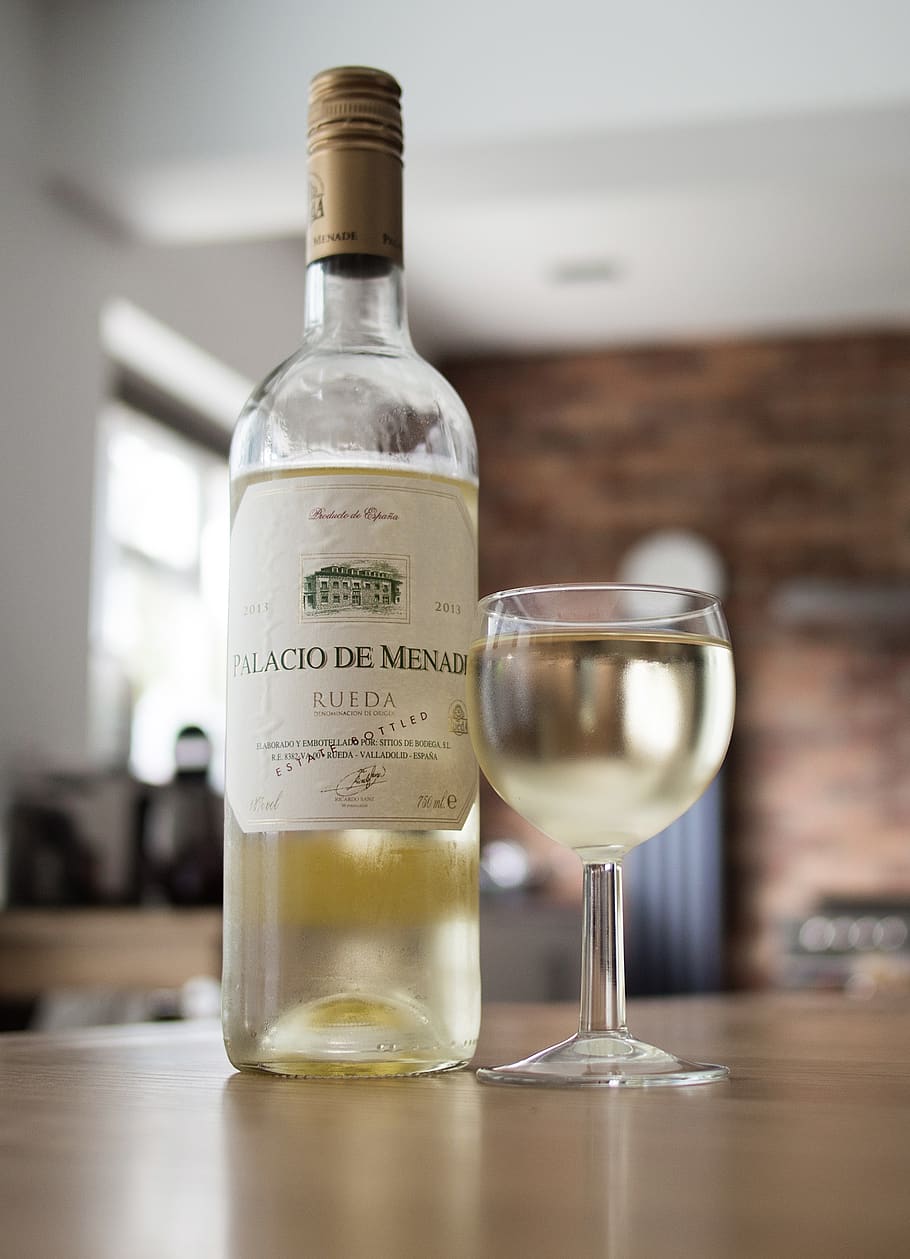 Palacio De Menadi Rueda Bottle Placed Next to Wine Glass, alcohol HD wallpaper