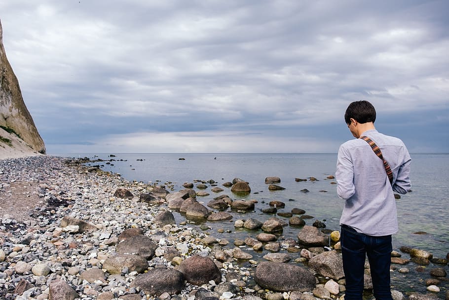 Guy on a seacoast, back, background, beach, blue, boy, holiday HD wallpaper