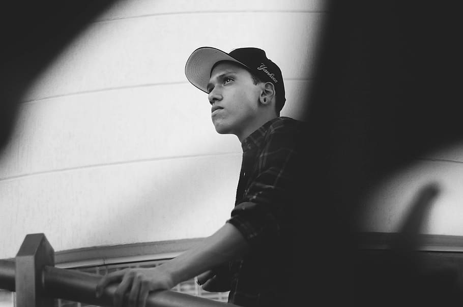 life, look, style, hat, man, boy, black and white, urban, real people HD wallpaper