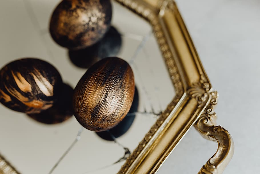 Golden easter eggs from above, painted, copper, black eggs, indoors HD wallpaper
