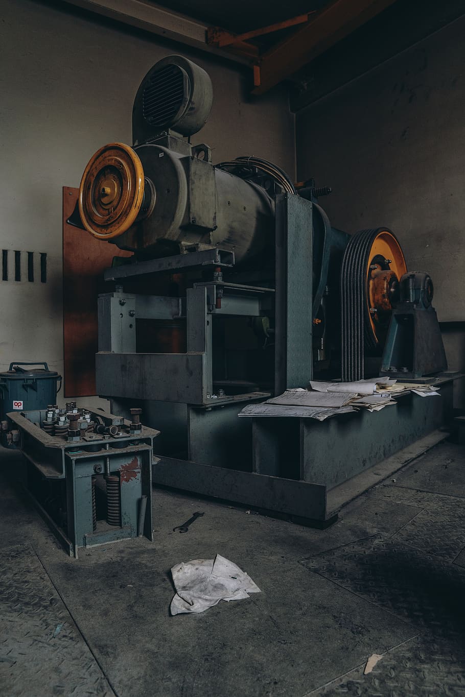 gray industrial machine, indoors, workshop, occupation, one person HD wallpaper