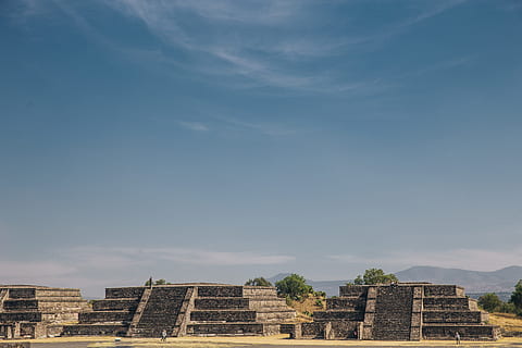 Teotihuacan temples in the State of Mexico, Mexico on a cloudy day HD wallpaper