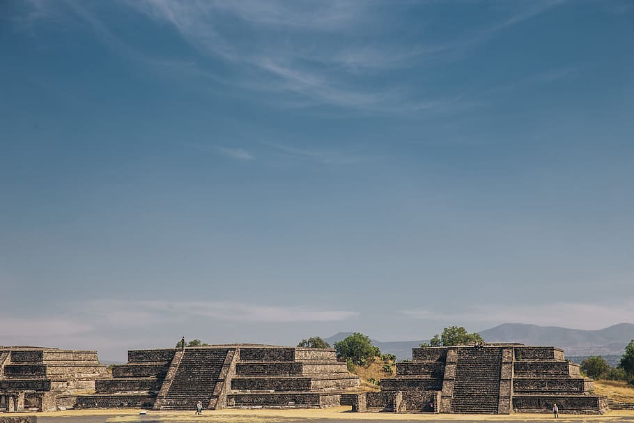 Teotihuacan temples in the State of Mexico, Mexico on a cloudy day HD wallpaper