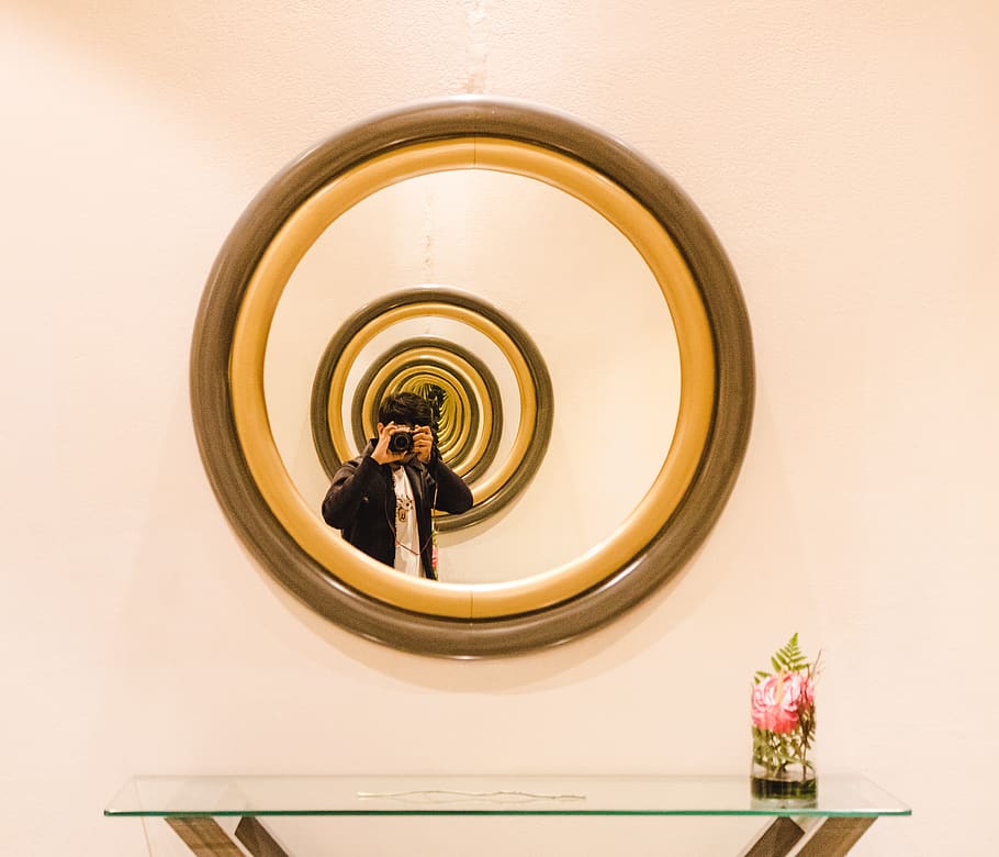 Person Reflect on Round Brown Wooden-framed Mirror, camera, close-up HD wallpaper