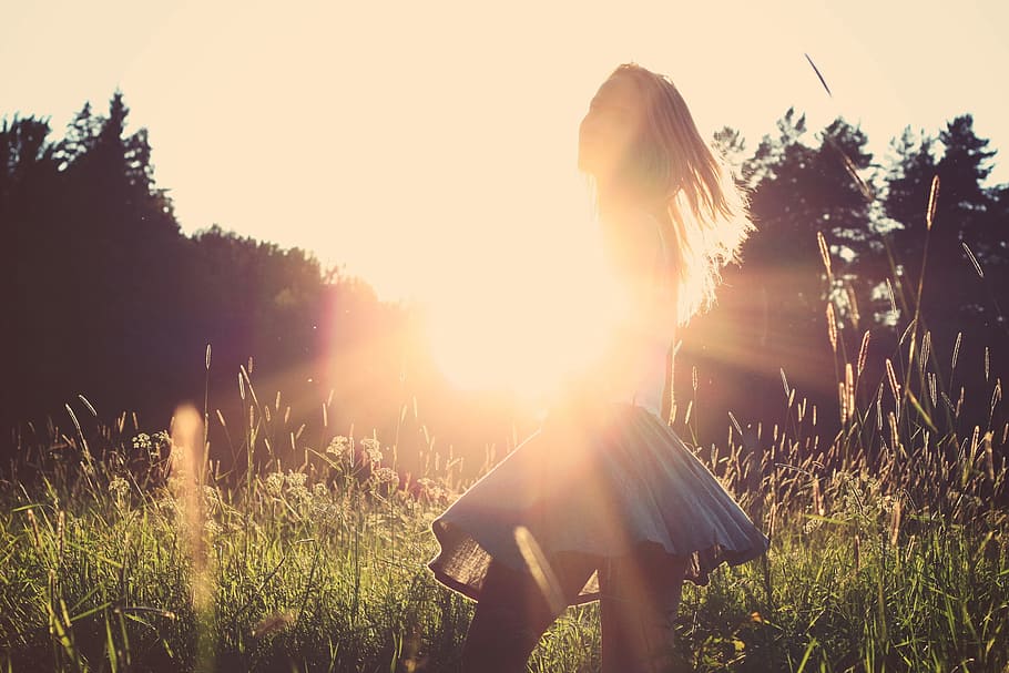 Girl Playing With Sunshine In A Meadow Field, sunlight, plant HD wallpaper