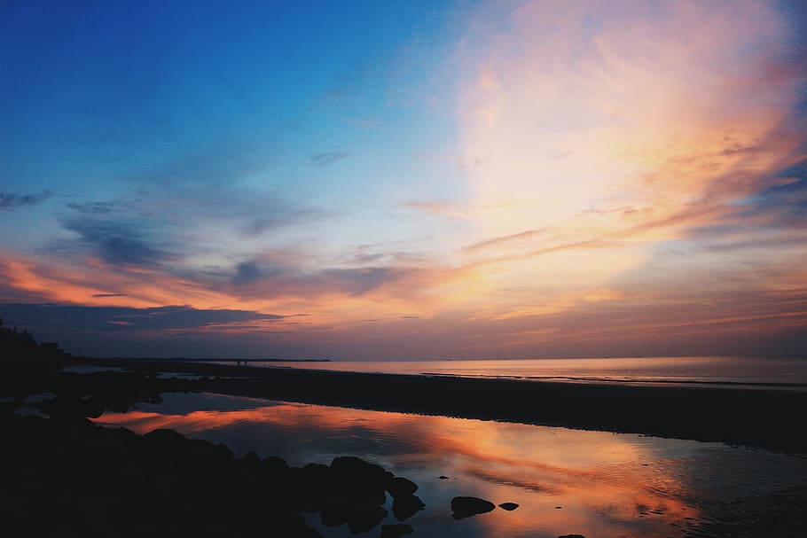 Calm Body of Water during Golden Hour, beach, clouds, dawn, evening HD wallpaper