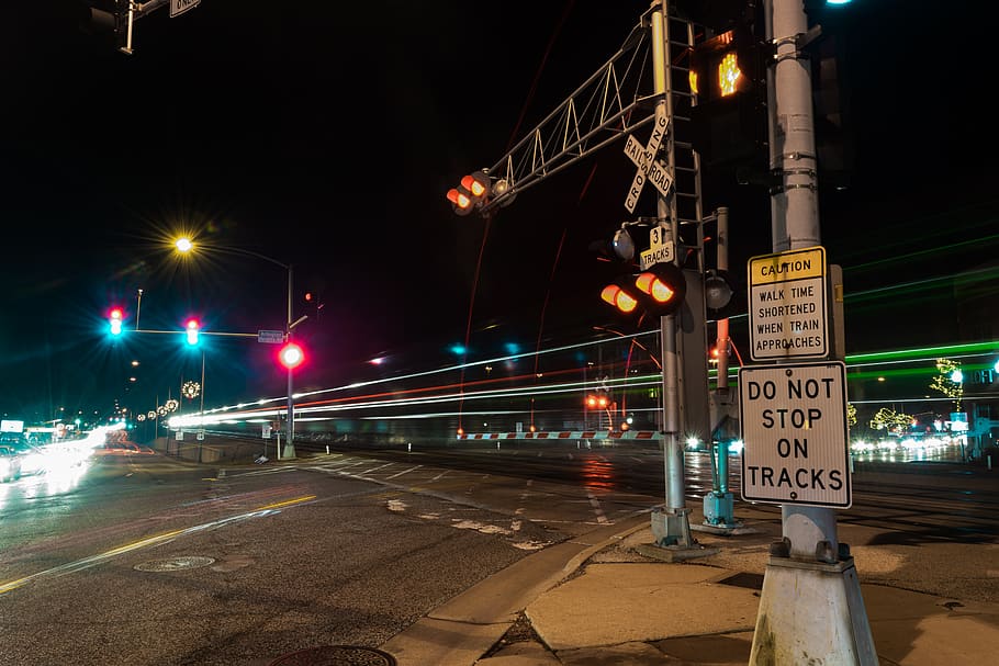 lighted street and post at night, traffic light, road, intersection, HD wallpaper