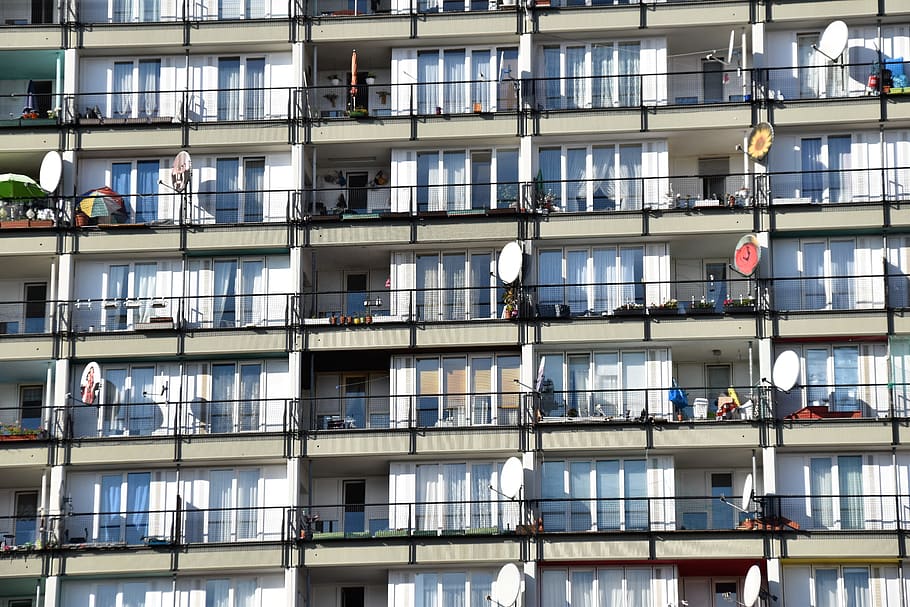 concrete buildng, home decor, town, high rise, window, balcony HD wallpaper